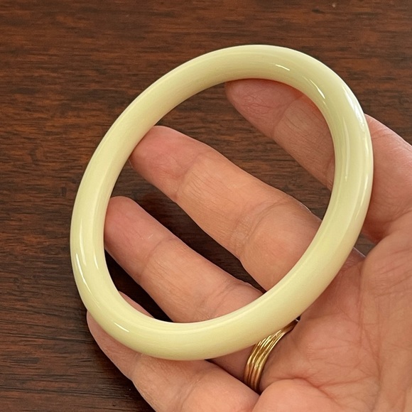 Creamy ivory white glass bangle bracelet - Picture 3 of 5